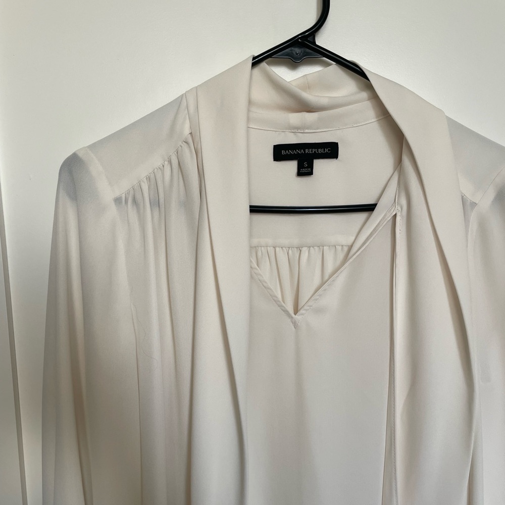 Like new! Banana Republic Tie-Front Blouse
